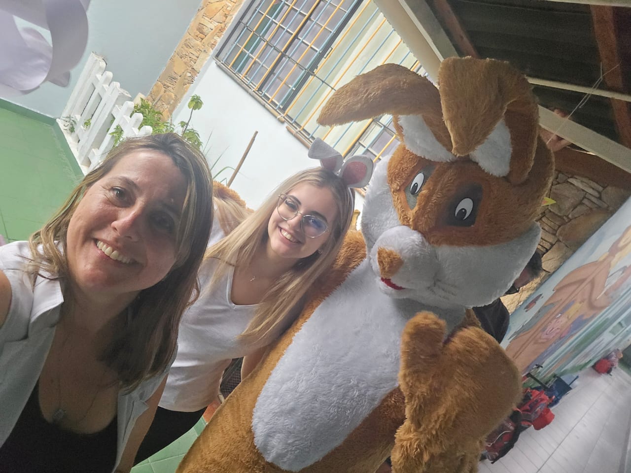 Equipe da escola ao lado de um mascote