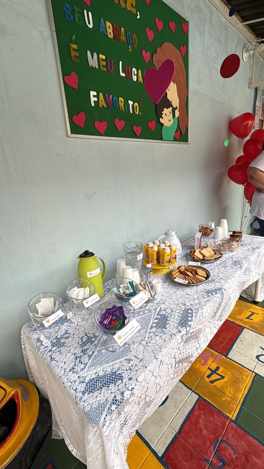 Mesa de confraternização decorada na escola