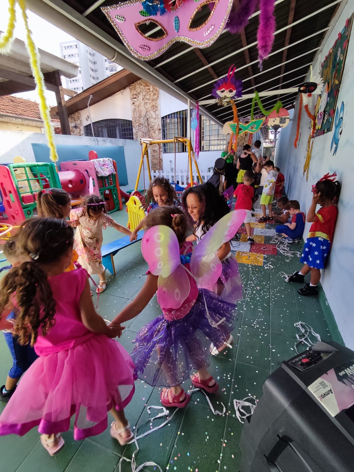 Crianças fantasiadas em uma festa na escola