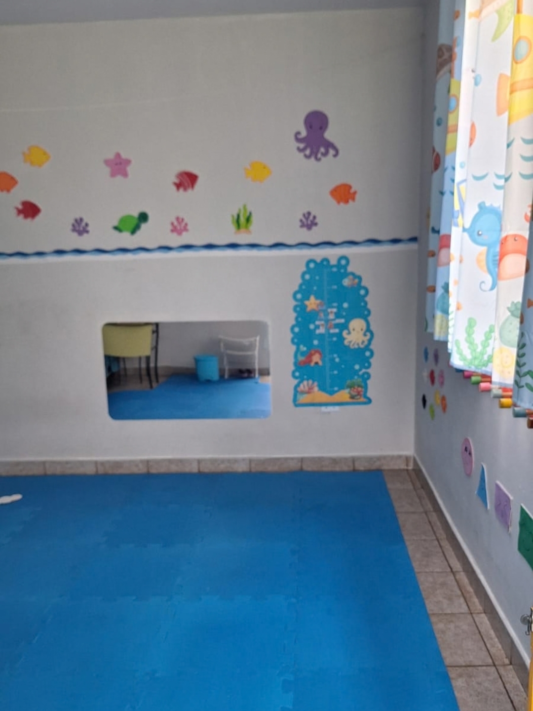 Espaço infantil com tapete azul